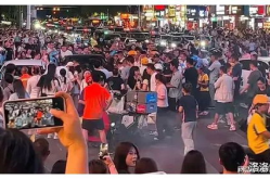 长沙30人排队上花魁吃瓜网,花魁吃瓜网人气爆棚！